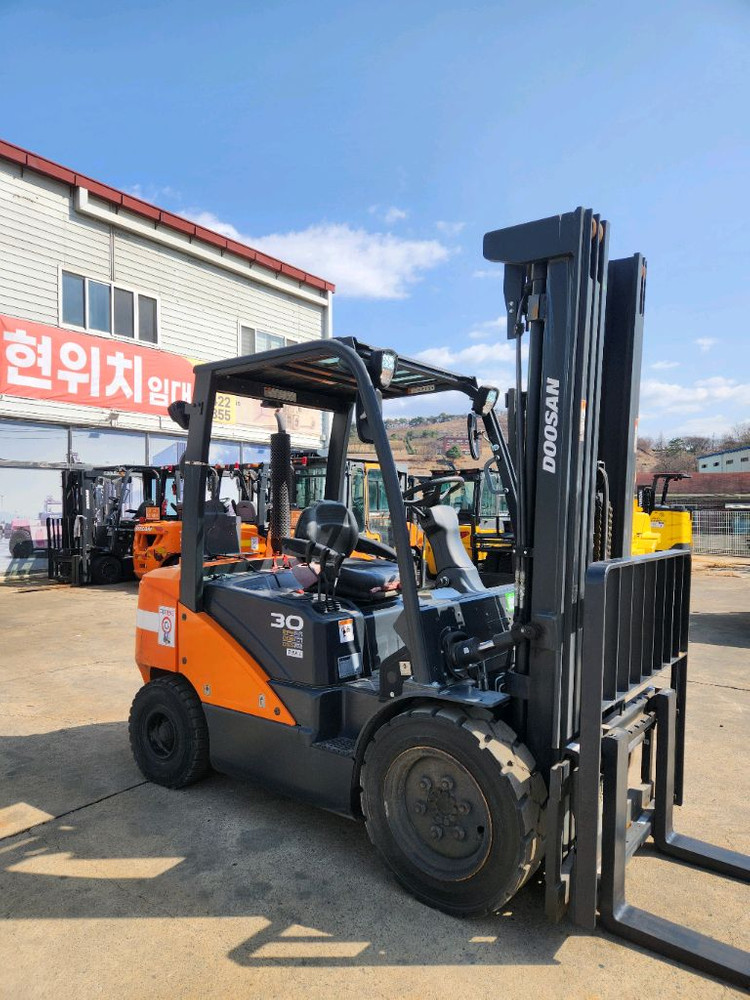 신차같은 중고지게차 두산 3톤 삼단마스트 판매합니다. 이미지