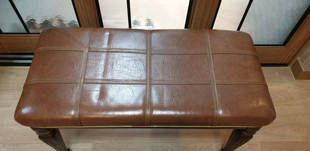 갈색 가죽 피아노의자 벤치의자 이미지