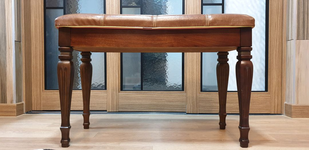 갈색 가죽 피아노의자 벤치의자 이미지