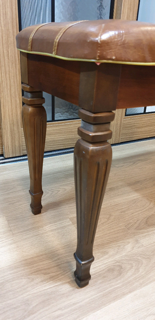 갈색 가죽 피아노의자 벤치의자 이미지