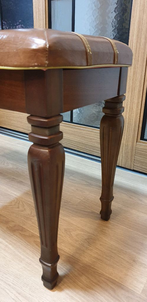 갈색 가죽 피아노의자 벤치의자 이미지