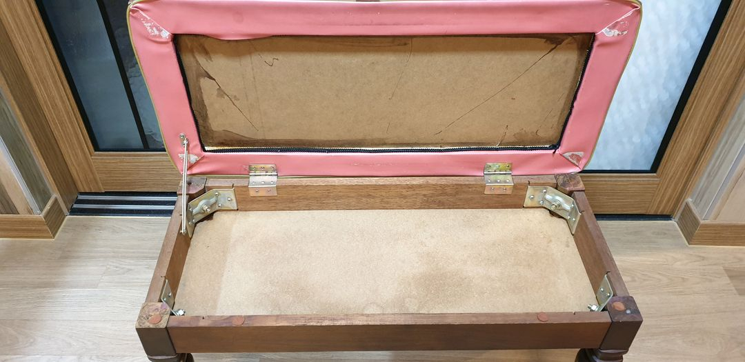 갈색 가죽 피아노의자 벤치의자 이미지