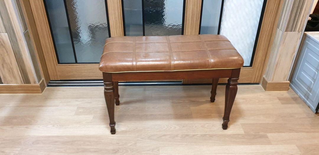 갈색 가죽 피아노의자 벤치의자 이미지