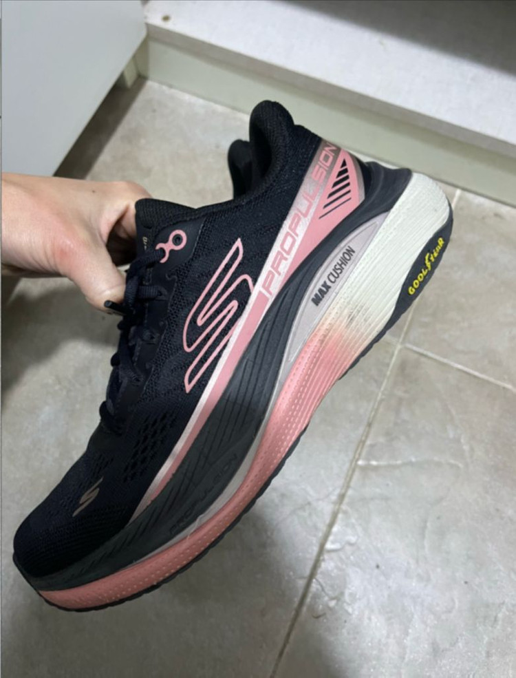 스케처스 맥스 쿠셔닝 런닝화 225 이미지