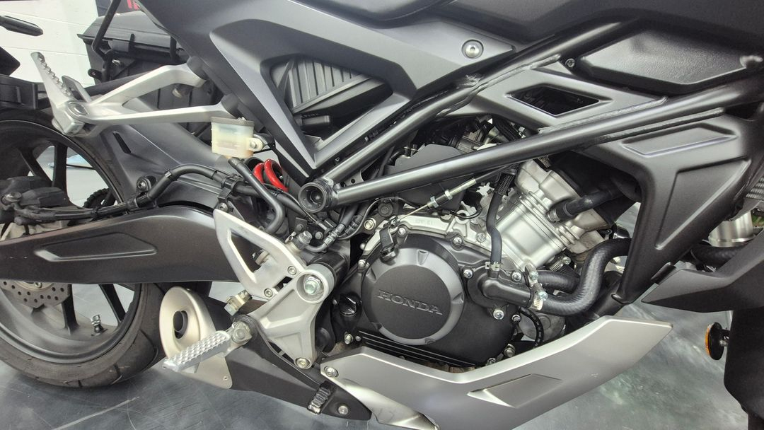 [판매완료]혼다 CB125R(베스트 셀러) 블랙 오토바이 입문용, 출퇴근용, 취미용 이미지