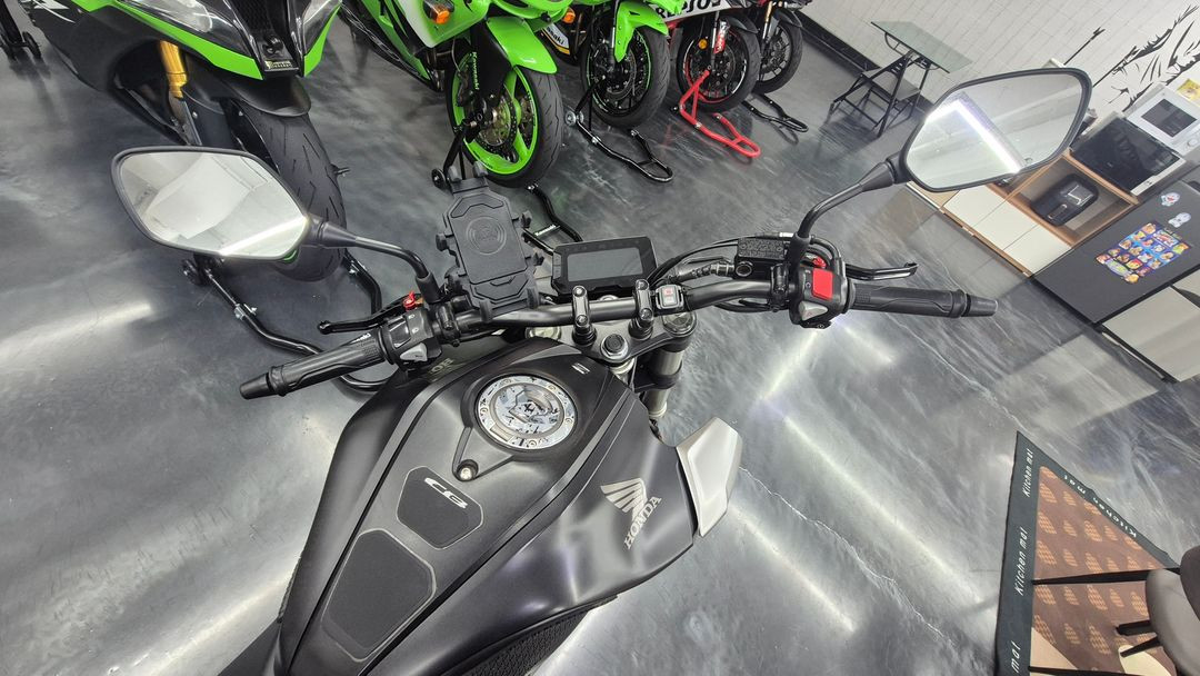 [판매완료]혼다 CB125R(베스트 셀러) 블랙 오토바이 입문용, 출퇴근용, 취미용 이미지