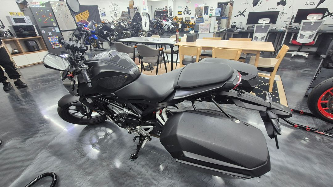 [판매완료]혼다 CB125R(베스트 셀러) 블랙 오토바이 입문용, 출퇴근용, 취미용 이미지
