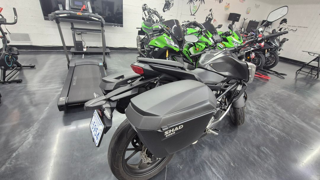 [판매완료]혼다 CB125R(베스트 셀러) 블랙 오토바이 입문용, 출퇴근용, 취미용 이미지