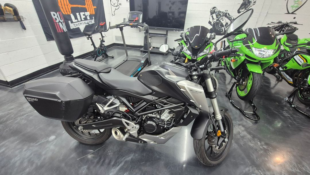 [판매완료]혼다 CB125R(베스트 셀러) 블랙 오토바이 입문용, 출퇴근용, 취미용 이미지