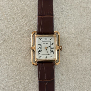 부로바 여성 사각 금장 가죽 시계