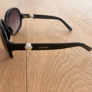 샤넬 디자인 진주 선글라스 거의 새 제품