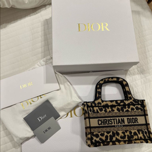 디올 북토트백 미니 레오파드 이미지