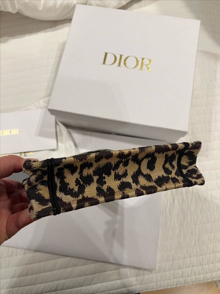 디올 북토트백 미니 레오파드 이미지