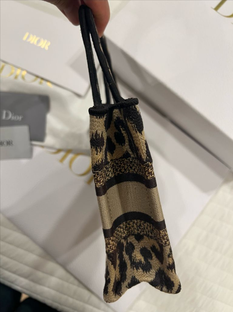 디올 북토트백 미니 레오파드 이미지
