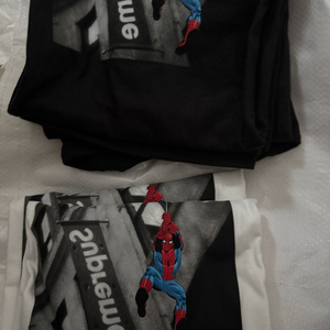 슈프림 x 스파이더맨 티 티셔츠 - 26SS 블랙 화이트 L