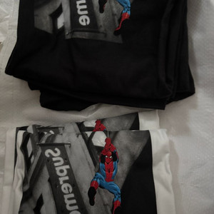 슈프림 x 스파이더맨 티 티셔츠 - 26SS 블랙 화이트 L