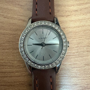 DKNY 실버 큐빅 베젤 시계-새 스트랩