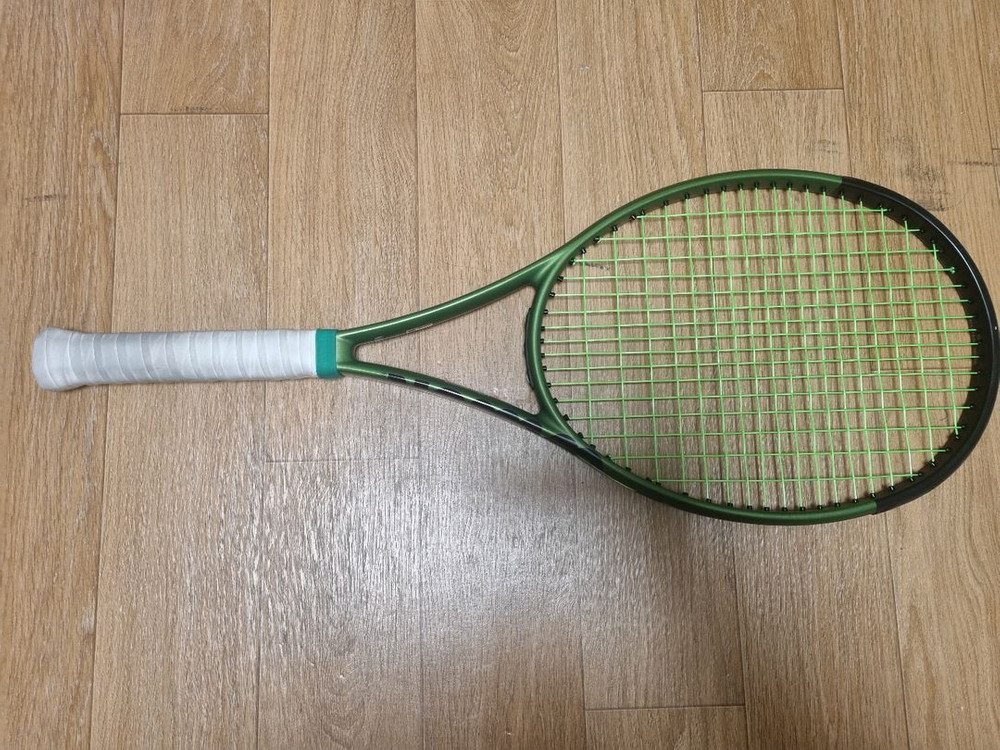윌슨 블레이드 v8 테니스라켓 이미지