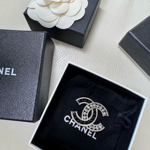 샤넬 브로치 미착용 새상품 정품 싸게 팝니다