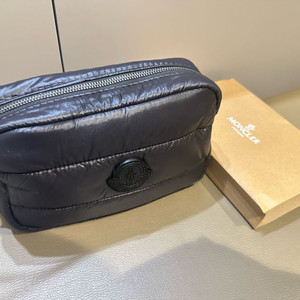 몽클레어 패딩파우치 새상품