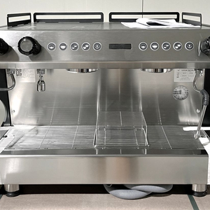 콘티 아이언2그룹 커피머신, 벌스 2그룹 커피머신, 엑스원 3그룹 커피머신 새상품 판매합니다.