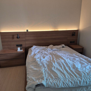 퀸 침대프레임 협탁세트 이미지