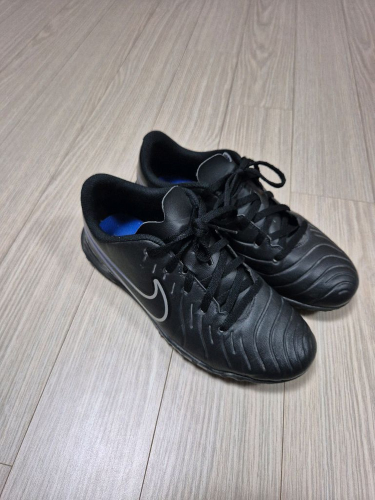 나이키 풋살화 235사이즈--1