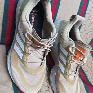 아디다스 울트라부스트22 이미지