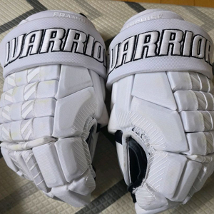 워리어 화이트 하키 글러브 팝니다