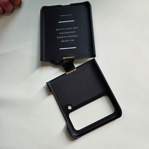 내셔널 지오그래픽 갤럭시 Z 플립4 케이스 이미지