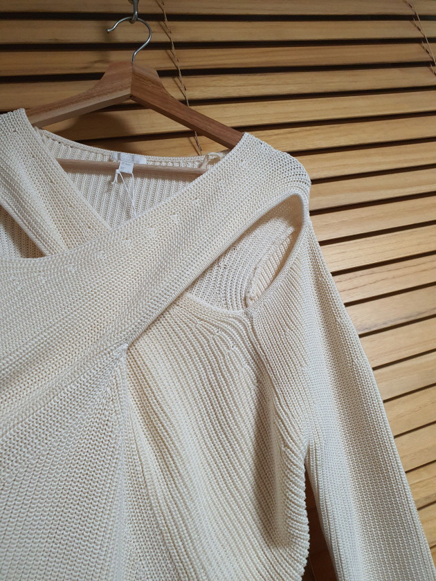 코스 COS 컷아웃 트위스트 박시핏 니트 M 사이즈 새상품 정품--6