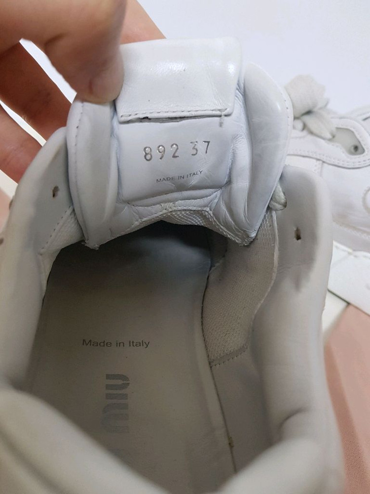 미우미우 블리치드 스니커즈 이미지