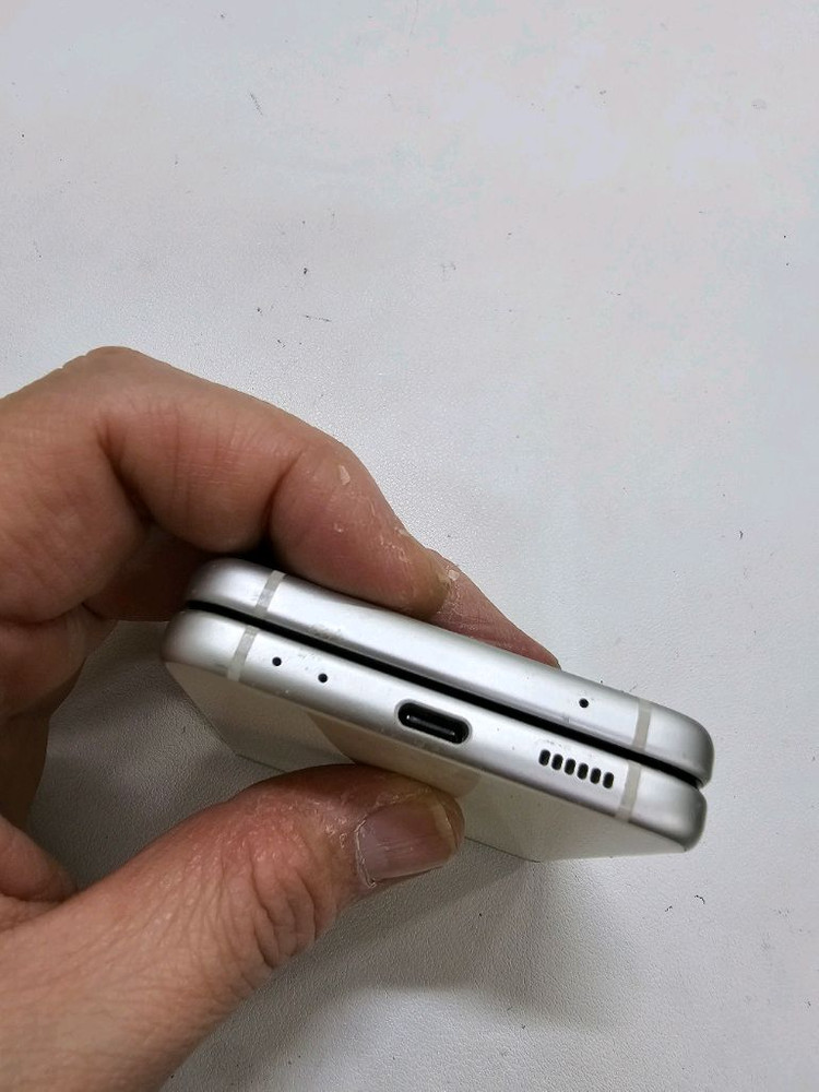 갤럭시 Z플립3 크림 무잔상--2