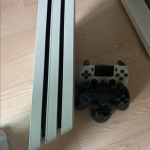플스4 프로 화이트(1tb) + 커펌가능 디스크포함
