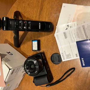 소니 ZV-E10 미러리스 카메라 (리모컨 삼각대 포함 / 상태 좋음)