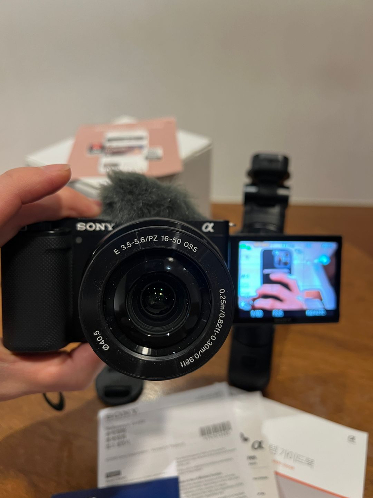 소니 ZV-E10 미러리스 카메라 (리모컨 삼각대 포함 / 상태 좋음) 이미지