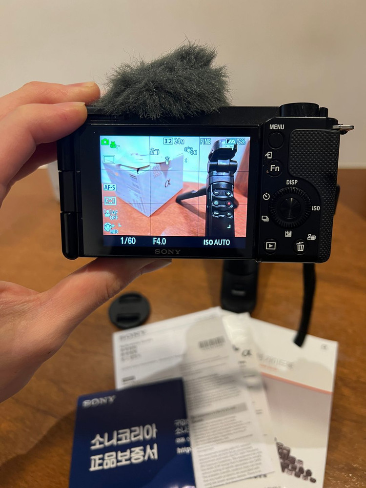 소니 ZV-E10 미러리스 카메라 (리모컨 삼각대 포함 / 상태 좋음) 이미지