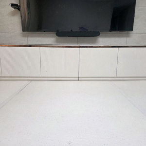 홈앤힐 로엘르 템바보드 TV거실장 수납장 화이트 세라믹 거실장 팝니다.