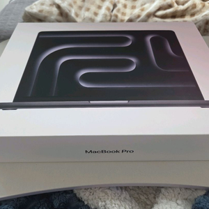 신품급 맥북프로 M5 24GB 512 팝니다.