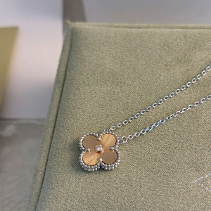 반클리프 기요세 홀리데이 목걸이