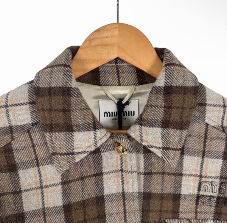 [40] 미우미우 여성 로고 체크 크롭 블루종 자켓 코코아 브라운--3