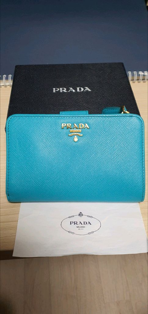 프라다 사피아노 반지갑/지갑 새상품급 정품(감정O)구찌프라다루이비통디올고야드샤넬셀린느보테가생로랑발렌시아가버버리가방--1