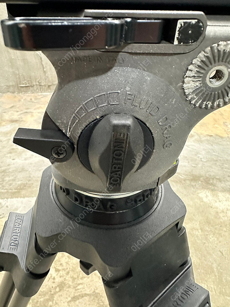 이태리 카토니 cartoni 삼각대와 유압헤드 이미지