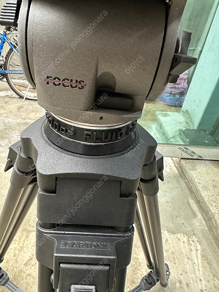 이태리 카토니 cartoni 삼각대와 유압헤드 이미지