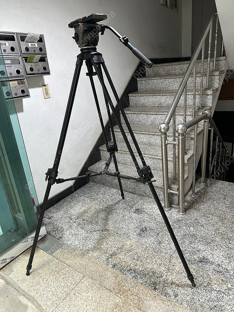 이태리 카토니 cartoni 삼각대와 유압헤드 이미지