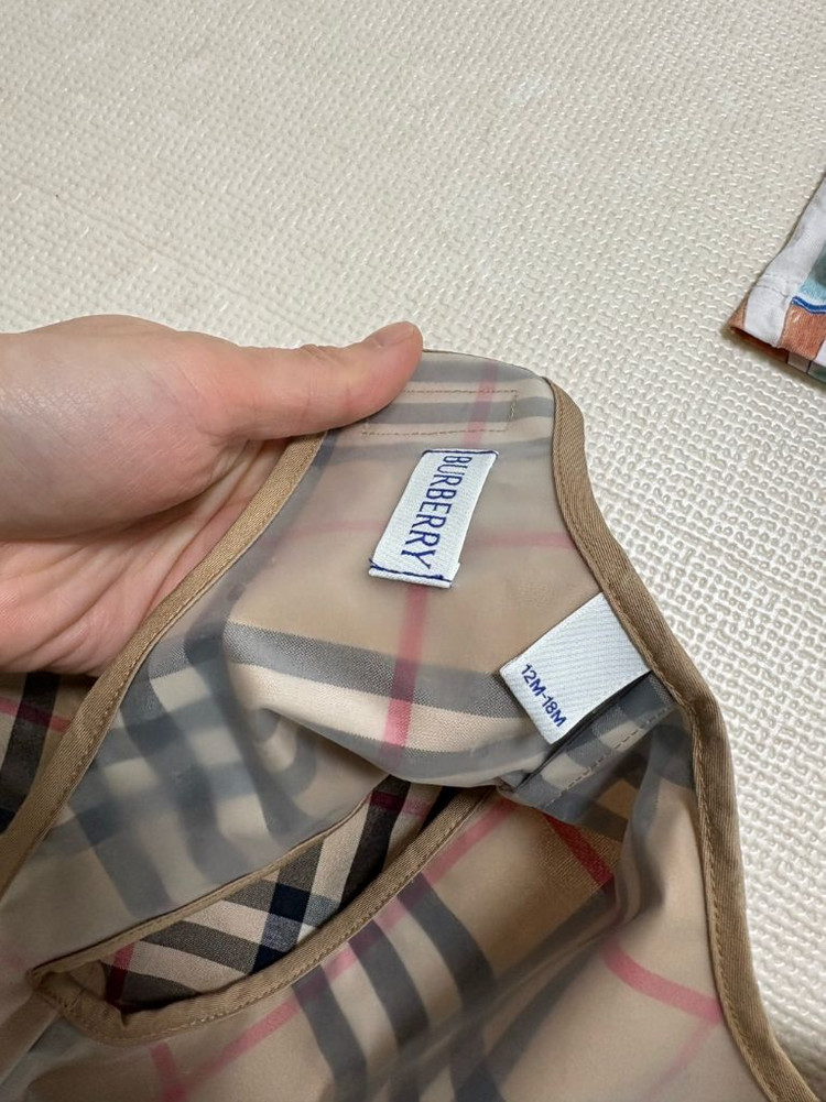 버버리 가운 빕 턱받이 이미지
