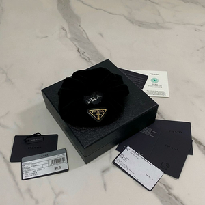 거의새것 프라다 벨벳 스크런치 헤어밴드 헤어곱창 헤어슈슈