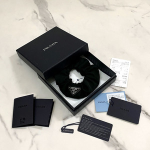 새상품급 프라다 리나일론 삼각로고 스크런치 헤어밴드 헤어곱창 헤어슈슈