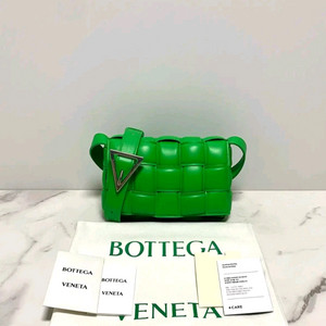 새상품급 보테가베네타 스몰 패딩 레더 카세트백 가방 패러킷 그린 정품