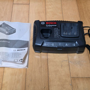 보쉬 듀얼 배터리 급속 충전기 GAX 18V-30 입니다.